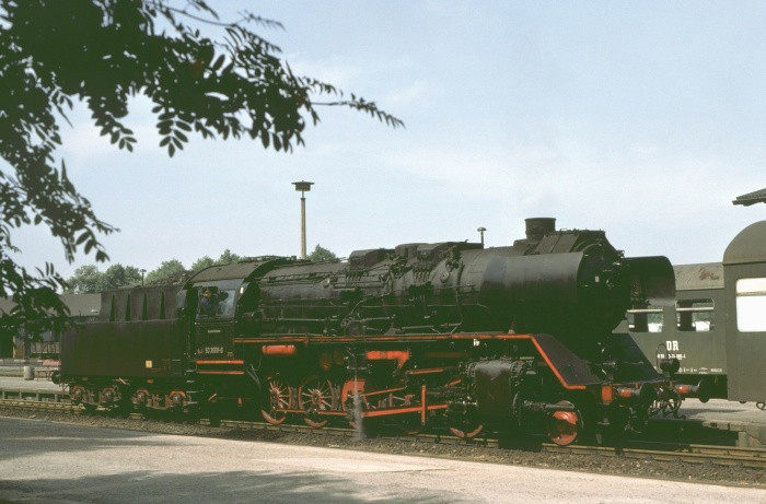 50&nbsp;3668 geht vor den P&nbsp;7766 in Nossen, 15.08.1978