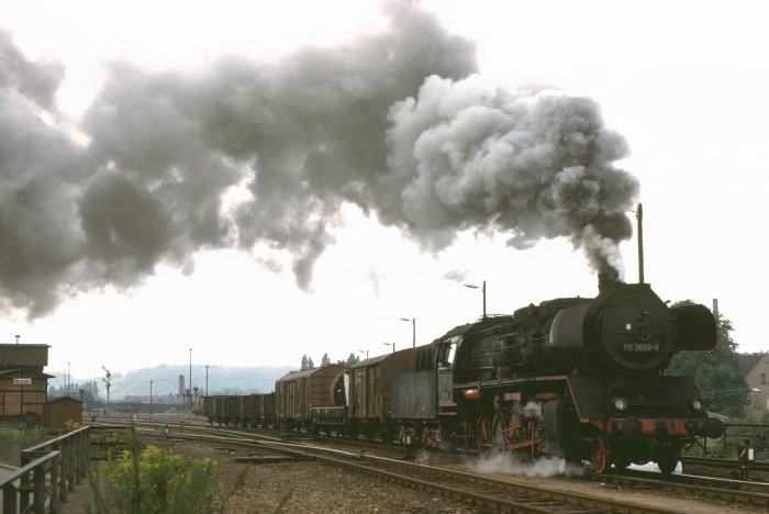 50&nbsp;3668 mit Güterzug Richtung Meißen, Ausfahrt Nossen um 10:55h am 19.08.1978