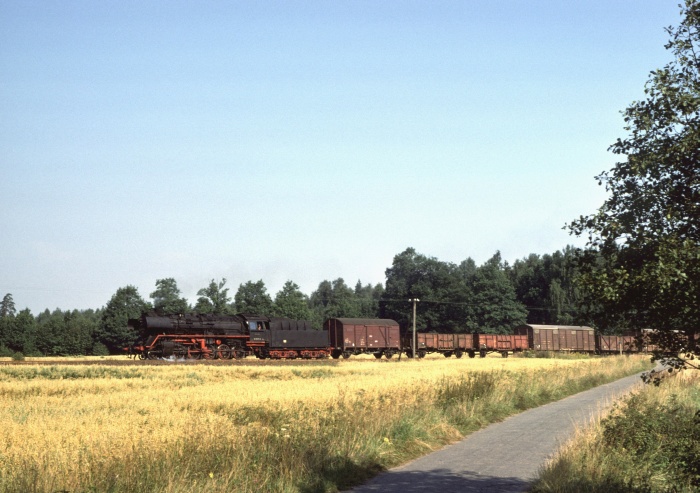 50&nbsp;3673 mit Übergabegüterzug bei Großvoigtsberg, 21.08.1978