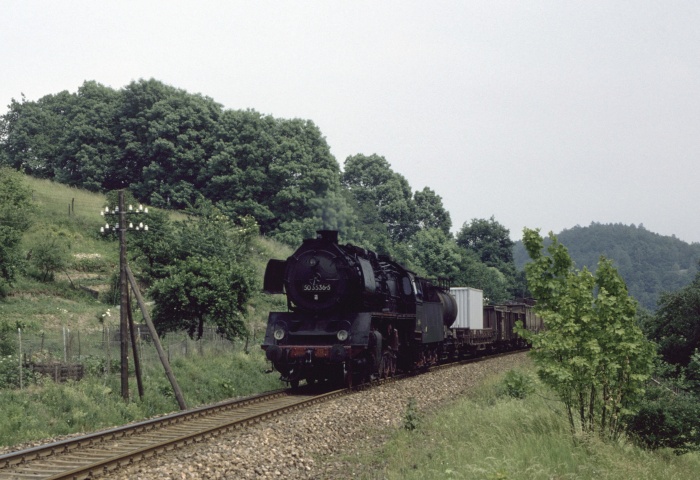 50&nbsp;3536 mit Güterzug Richtung Döbeln kurz vor der Mulde-Brücke hinter Gleisberg-Marbach, um 13:47h am 18.06.1982