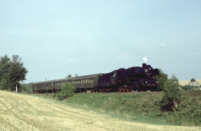 50&nbsp;3540 mit dem damals auch recht bekannten P&nbsp;15771 (Riesa-Nossen) am Haltepunkt Oberstößwitz, um 17:05h am 23.08.1982