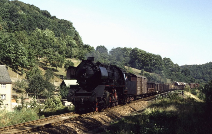 50&nbsp;3540 mit Güterzug bei Roßwein, 03.09.1982