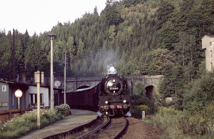50&nbsp;3548 Güterzug im Zschopautal bei Warmbad, 04.09.1982