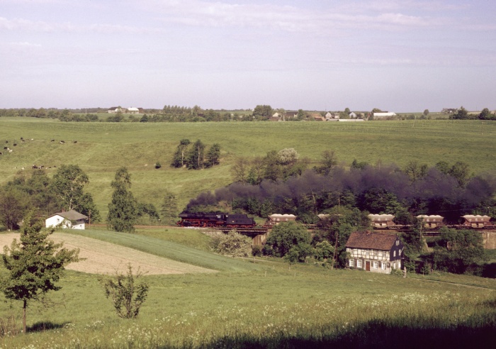 50&nbsp;3698 mit Schotterzug im Striegistal vor Hainichen, 17.05.1983