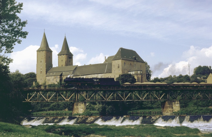50&nbsp;3523 mit Sandzug Gag&nbsp;56353 auf Muldebrücke in Rochlitz, 03.09.1983