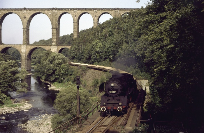 50&nbsp;3658 mit Sandzug Gag&nbsp;56355 bei Göhren (Talbrücke), 08.09.1983