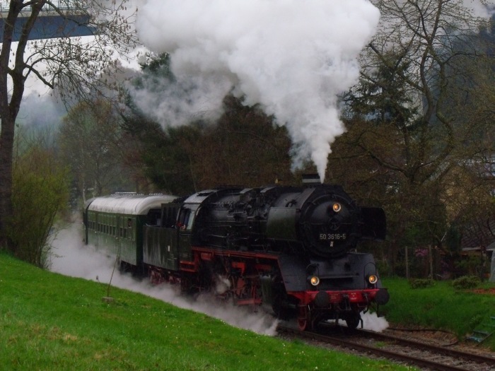 50&nbsp;3616 mit Pz&nbsp;91602 hinter Ausfahrt Markersbach im strömenden Regen, um 14:53h am 23.04.2016