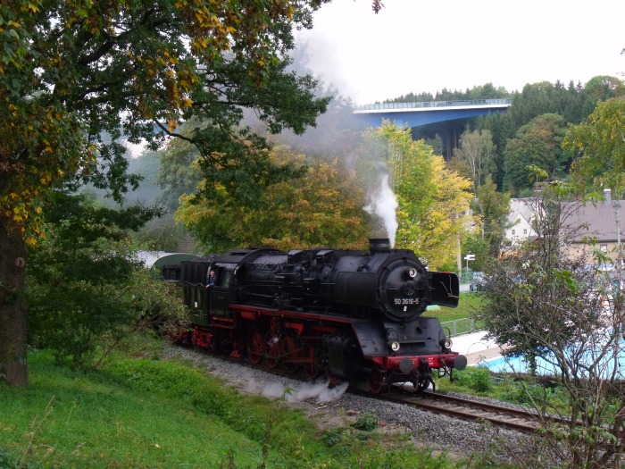 50&nbsp;3616 mit Pz&nbsp;91602 hinter Ausfahrt Markersbach, in der großen Kurve gegenüber vom Schwimmbad und den Sportplätzen, um 14:51h am 01.10.2016