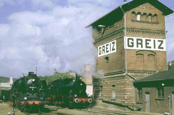 50&nbsp;3688 neben 57&nbsp;3297 im Bw Greiz, 21.09.1990
