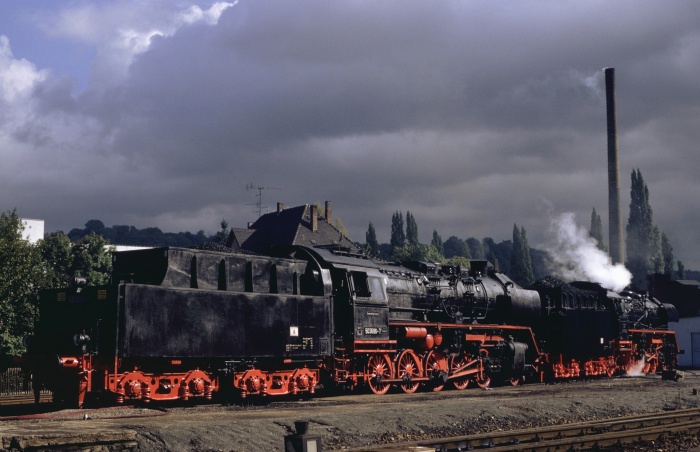 50&nbsp;3688 und 41&nbsp;1185 im Bw Greiz, am 21.09.1990