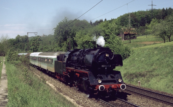 50&nbsp;3545 mit Sonderzug Richtung Amstetten bei Gingen (Fils), am 11.05.1997