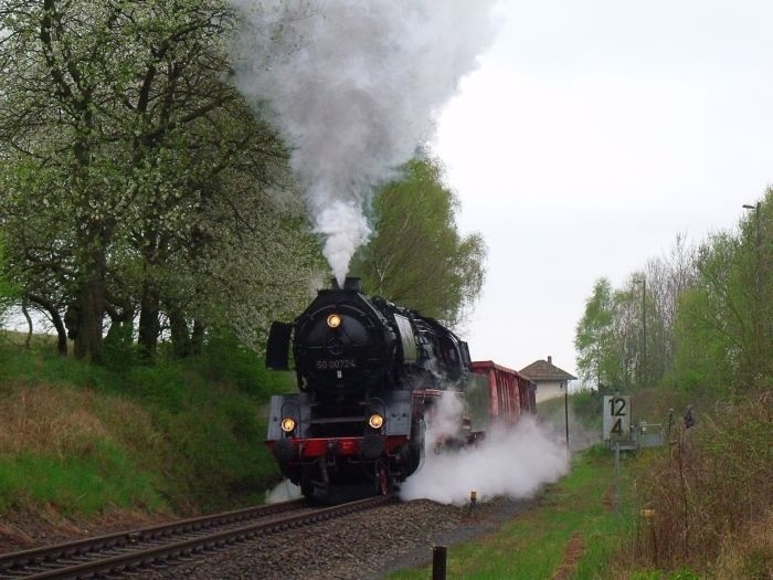 50&nbsp;0072 mit Güterzug DGz&nbsp;91675 nach Eisenach, Ausfahrt Marksuhl, um 10:37h am 10.04.2014