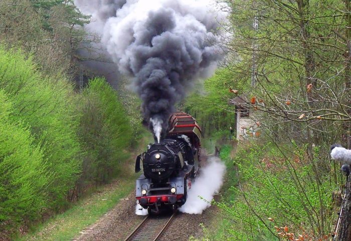 50&nbsp;0072 mit Güterzug DGz&nbsp;91678 (Eisenach ->Meiningen) an der ehemaligen Blockstelle Höpfen, deren desolates Gebäude immer noch dort steht, um 13:12h am 10.04.2014