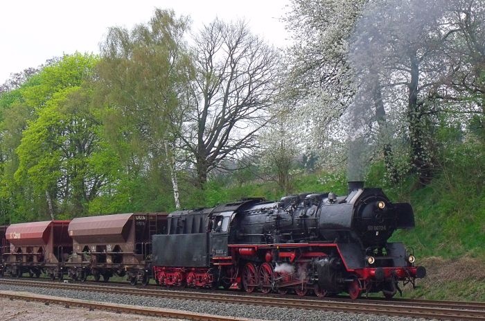 50&nbsp;0072 mit Güterzug DGz&nbsp;91678 stand noch einige Zeit in Marksuhl und wartete auf Ausfahrt, so dass man den Zug noch mal fotografieren konnte, um 14:20h am 10.04.2014