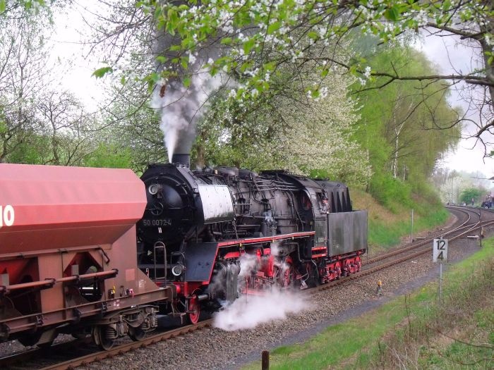 50&nbsp;0072 schiebt lautstark den schweren DGz&nbsp;91726 (2700t), der gezogen wird von 41 1144 und 41 1150, hier Ausfahrt Marksuhl, um 18:37h am 12.04.2014