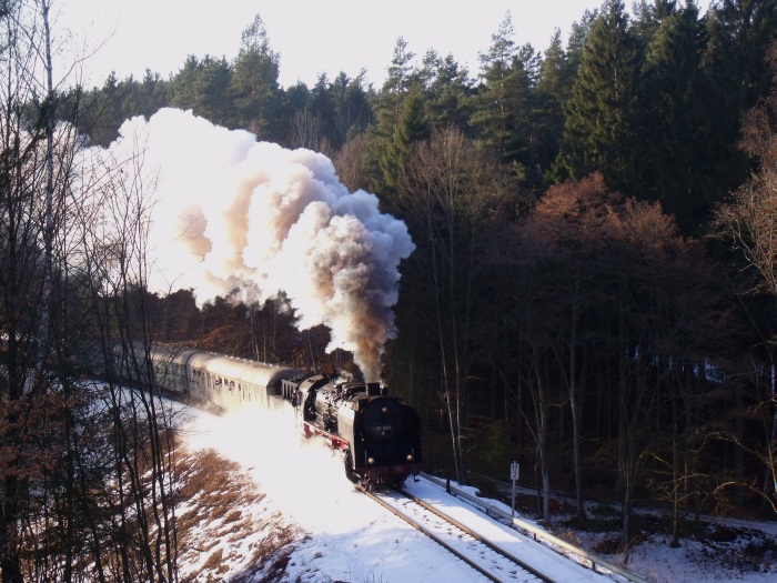 50&nbsp;3501 kommt mit Sonderzug der Ulmer Eisenbahnfreunde nach Oberhof extrem laut und schnell in der Steigung vor dem Hirschberg-Tunnel bei Springstille (Strecke Schmalkalden - Zell-Mehlis) hochgekracht, um 15:47h am 11.02.2017