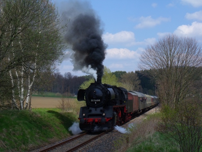 50&nbsp;3648 kommt mit Sonderzug der SEM (Erzgebirgsrundfahrt auf dem Weg Richtung Schlettau) hinter Annaberg-Buchholz Süd bei Sehma den Berg hochgefahren, um 13:25h am 30.04.2017