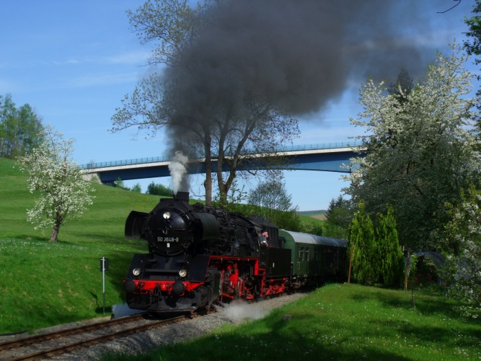 50&nbsp;3648 mit Zug Nr.62277 der Erzgebirgischen Aussichtsbahn (Schwarzenberg->Annaberg-Buchholz), hinter der Ausfahrt Markersbach, um 9:36h am 28.04.2018