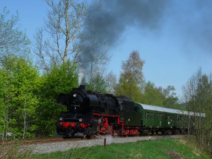 50&nbsp;3648 mit Zug Nr.62277 der Erzgebirgischen Aussichtsbahn (Schwarzenberg->Annaberg-Buchholz), hinter Walthersdorf, um 10:33h am 28.04.2018