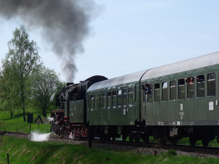50&nbsp;3648 mit Zug Nr.62277 der Erzgebirgischen Aussichtsbahn (Schwarzenberg->Annaberg-Buchholz), hinter Walthersdorf, um 10:33h am 28.04.2018