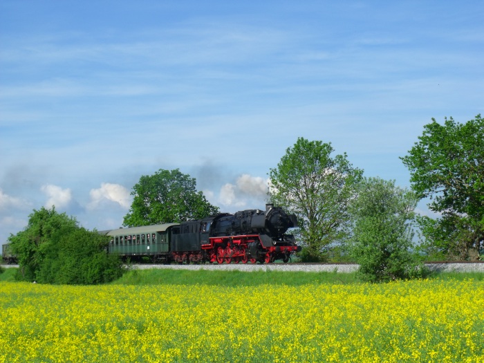 50&nbsp;0072 mit Bayernbahn-Sonderzug BYB 79640 Richtung Wassertrüdingen, fotografiert zwischen Mörsbrunn und Bettendorf südlich von Oettingen, um 9:53h am 30.05.2019
