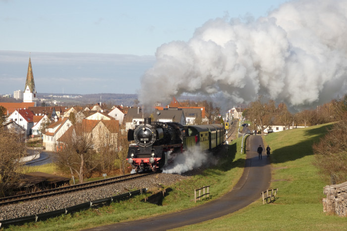 50&nbsp;2273 mit leider etwas kurzem Nikolauszug der GES Richtungen Neuffen, fotografiert um 11:34 am 15.12.2024 hinter Linsenhofen
