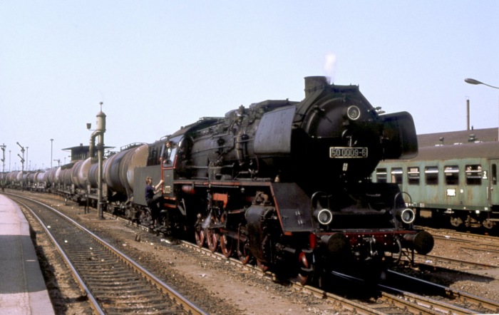 50&nbsp;0009 vor einem Dg aus Kesselwagen im Bahnhof Angermünde, am 06.06.1979