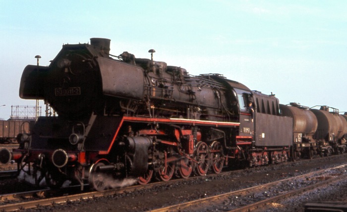 50&nbsp;0011 vor einem Dg aus Kesselwagen im Bahnhof Angermünde, am 06.06.1979