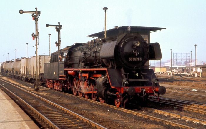 50&nbsp;0071 vor einem Dg wartet auf Ausfahrt im Rbf Angermünde, am 07.06.1979