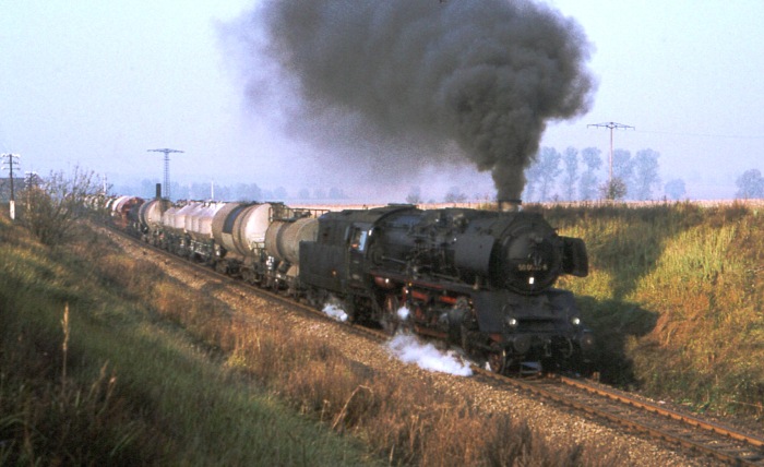 50&nbsp;00?? mit Güterzug bei Angermünde, im Oktober 1977