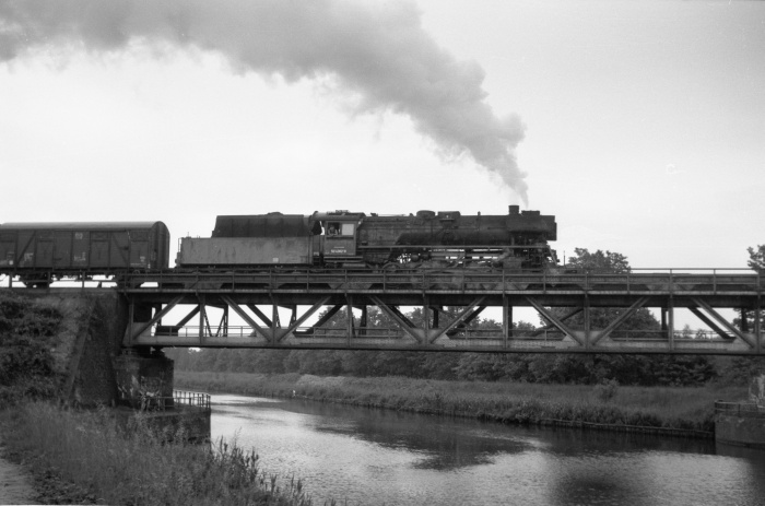50&nbsp;4082 hinter Büchen auf der Kanalbrücke, Juli 1974