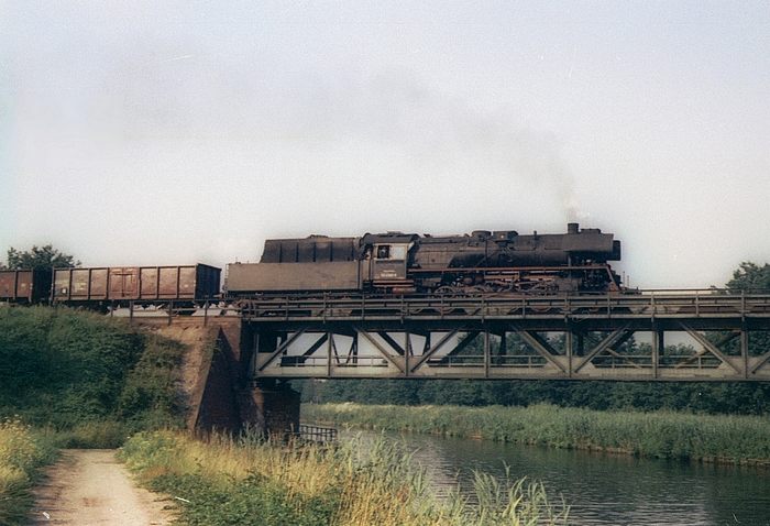 50&nbsp;4082 hinter Büchen auf der Kanalbrücke, August 1974