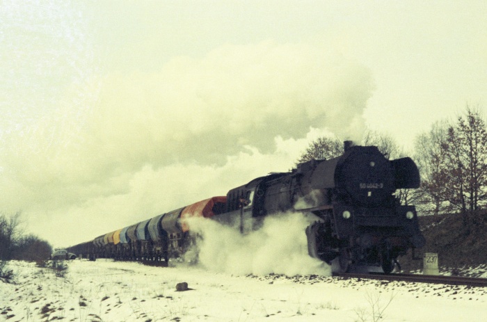 50&nbsp;4042 Güterzug Richtung Schwanheide hinter Büchen im Schnee, 29.03.1975