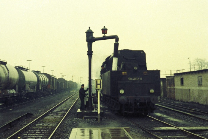 50&nbsp;4082 am Wasserkran in Büchen, 05.04.1975