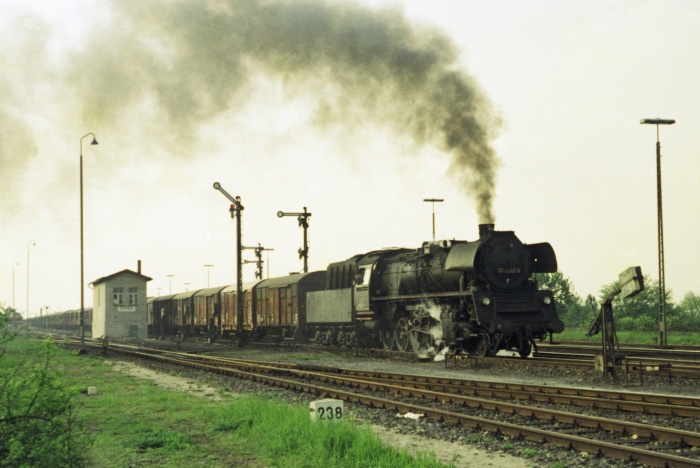 50&nbsp;4082 mit Güterzug Richtung Schwanheide, Abfahrt in Büchen, am 17.05.1975