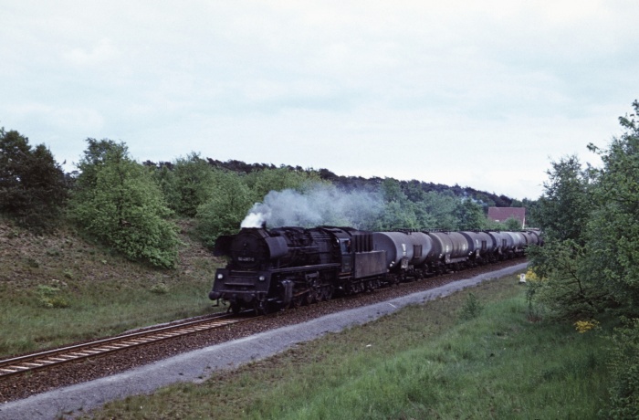 50&nbsp;4067 kommt zu unserer Überraschung an diesem Tag vorwärts mit Güterzug aus Hagenow /Land nach Büchen gefahren, fotografiert bein Kilometer 236,8 vor Büchen, um 13:40h am 24.05.1975