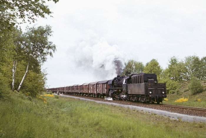 50&nbsp;4067 Tender voran (=rückwärts) mit ihrem Güterzug Richtungs Schwanheide nahe dem vielfotografierten Feldweg-Bahnübergang bei Km&nbsp;237,0, um 14:37h am 24.05.1975