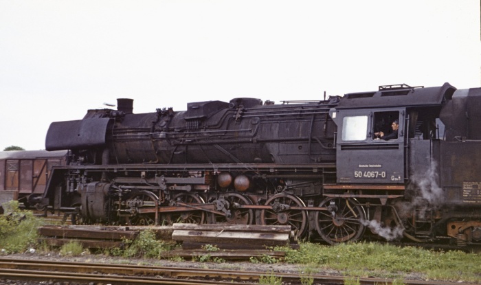 50&nbsp;4067 auf dem Wartegleis neben dem Wasserkran und Hauptgleis in Büchen, am 24.05.1975