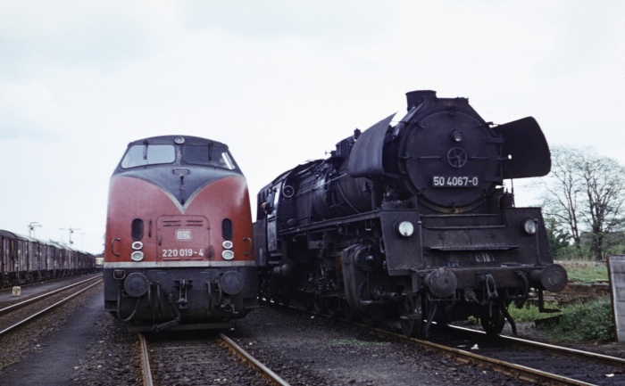 220&nbsp;019 neben 50&nbsp;4067 in Büchen, am 24.05.1975