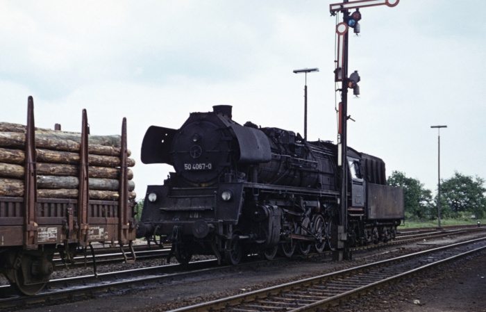 50&nbsp;4067 geht rückwärts vor Güterzug in Büchen, am 24.05.1975