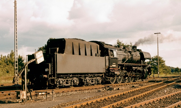 50&nbsp;4082 fährt vor ihren Güterzug (Getreide-Gag) im Rbf Büchen am 11.10.1975