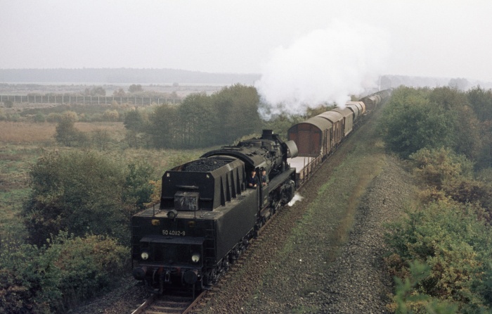 50&nbsp;4082 Tender voran mit Güterzug aus Schwanheide in der Grenze, 01.11.1975
