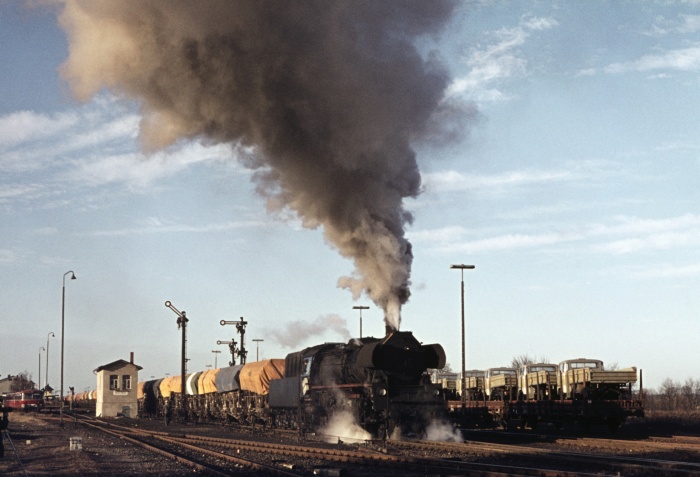 50&nbsp;4062 mit Güterzug Ausfahrt Büchen, am 17.01.1976