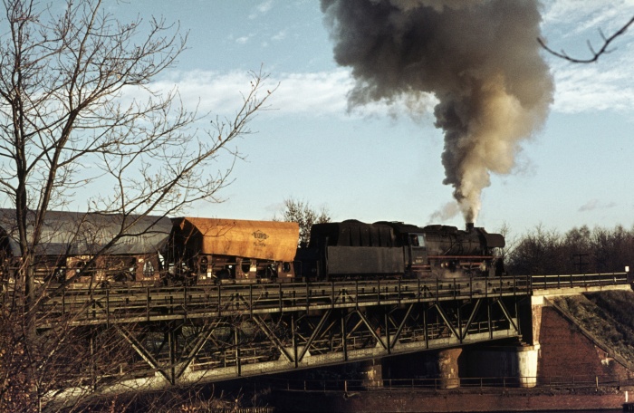 50&nbsp;4062 mit Güterzug Ausfahrt Büchen, am 17.01.1976