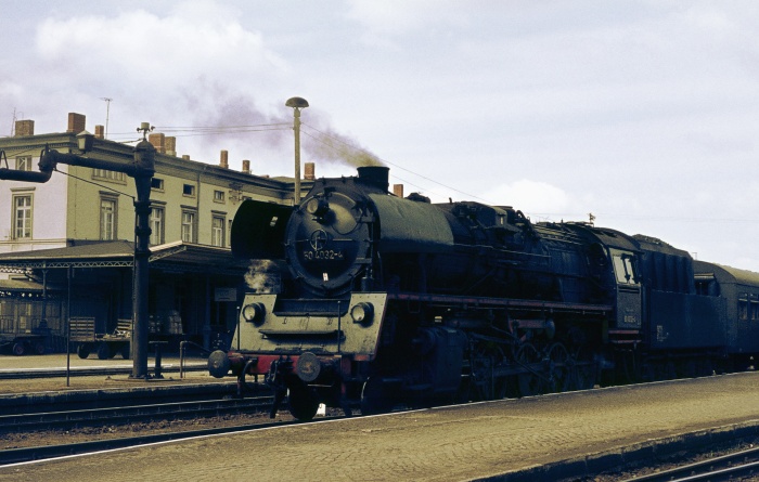 50&nbsp;4032 vor Personenzug in Ludwigslust, 24.04.1976
