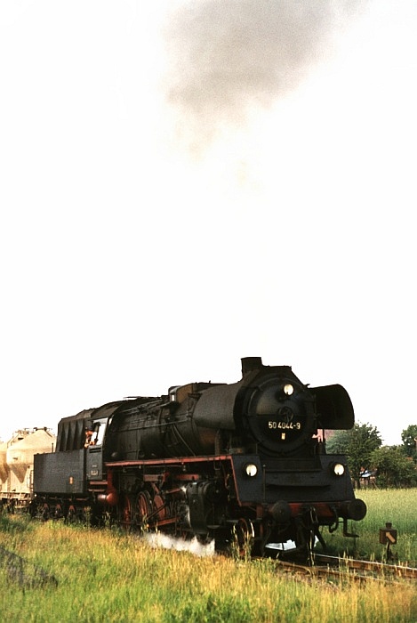50&nbsp;4044 mit Silowagenzug Ausfahrt Weisen (bei Perleberg), am 23.06.1976