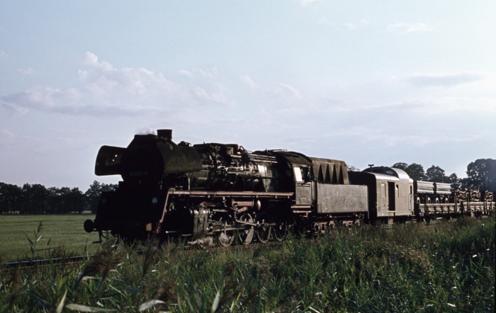 50&nbsp;4007 mit Güterzug am Bahnübergang der Fernstraße 5 bei Pritzier, am 16.08.1977