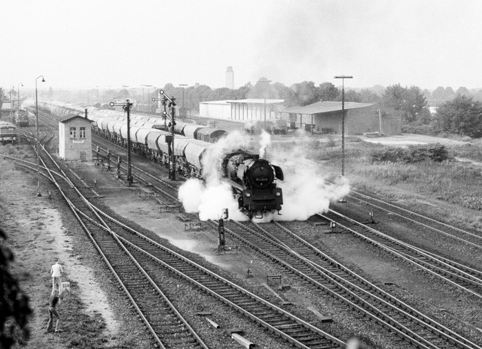 50&nbsp;4082 mit Getreidewagen-Güterzug Ausfahrt Büchen im Sommer 1975, links der jugendliche Webmaster bei der Soundaufnahme...