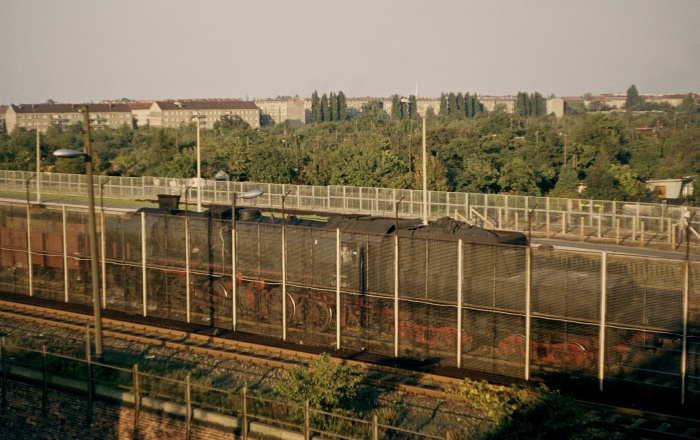 52&nbsp;6740&nbsp;Tv mit Güterzug aus Pankow direkt unter der (berühmten?!) Brücke am ehemaligen Übergang Bornholmer Straße, am maximal westlichstem Zaun, am 02.10.1975