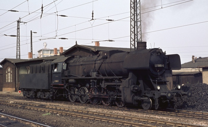 52&nbsp;5885 als Güterzug-Schublok in Dresden-Neustadt, 16.07.1976